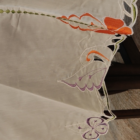 NEW Vintage HAND MADE Embroidered Tablecloth SET - Picture 8 of 14